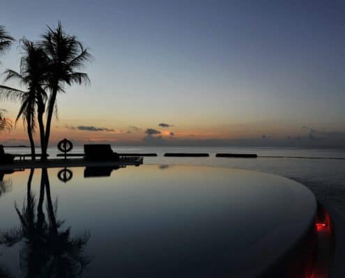 Komandoo Island Resort & Spa Infinity Pool Sonnenuntergang